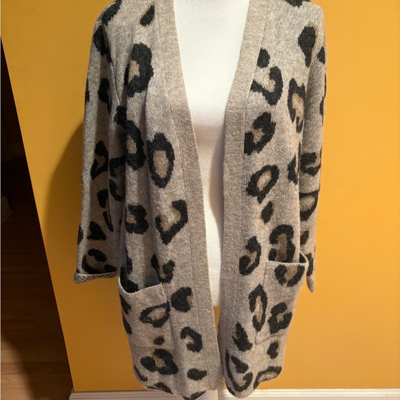 Chic Leopard Print Cardigan Sweater - Picture 1 of 2